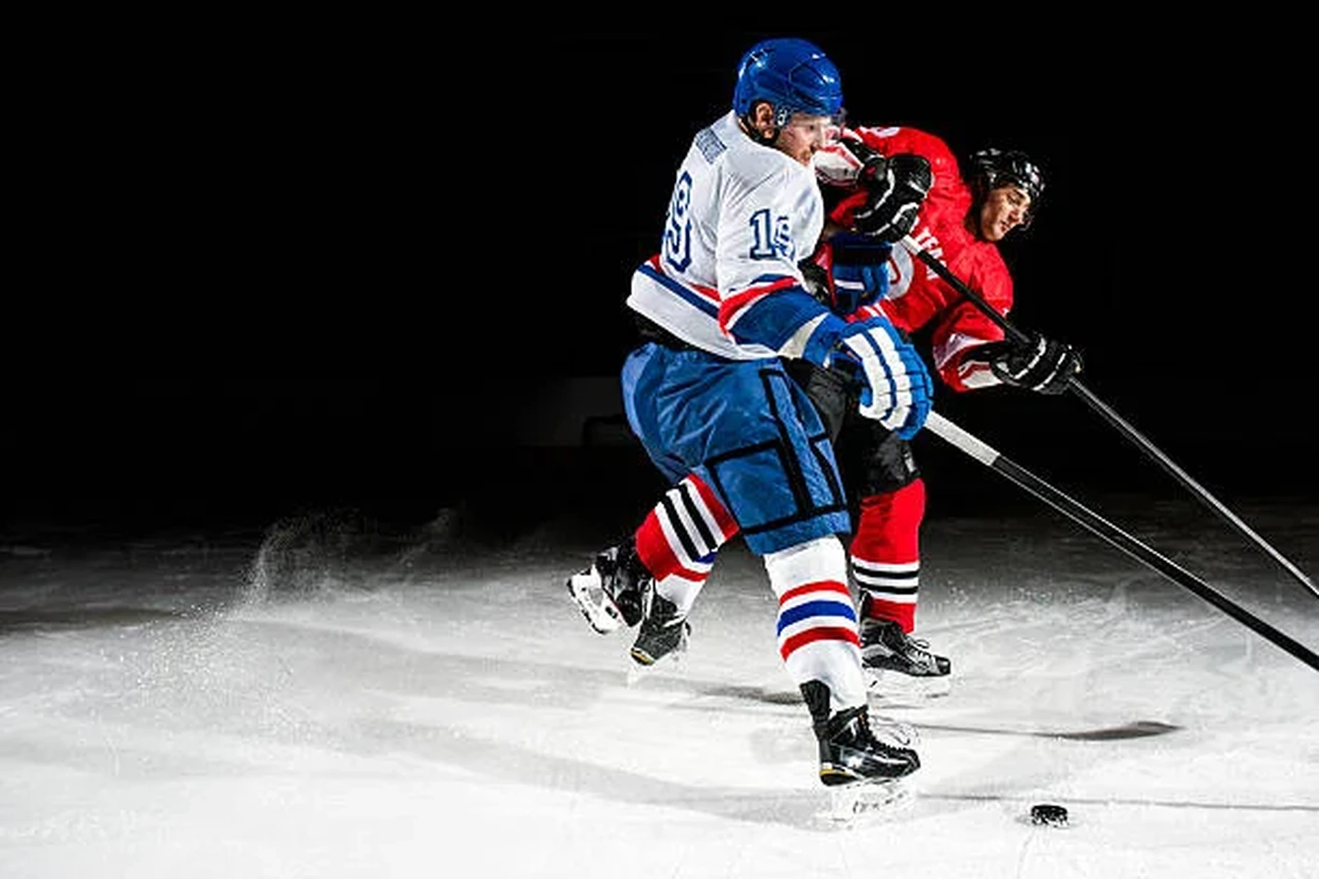 皇冠体育冰球运动员带球突破防守